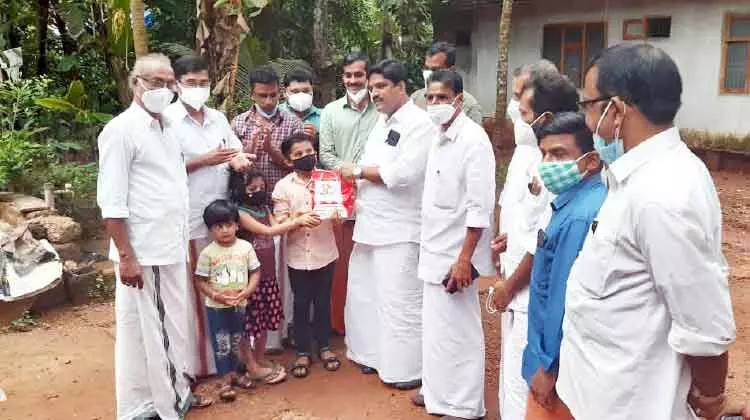 ​െഎ.വൈ.സി.സി പഠനോപകരണം കൈമാറി