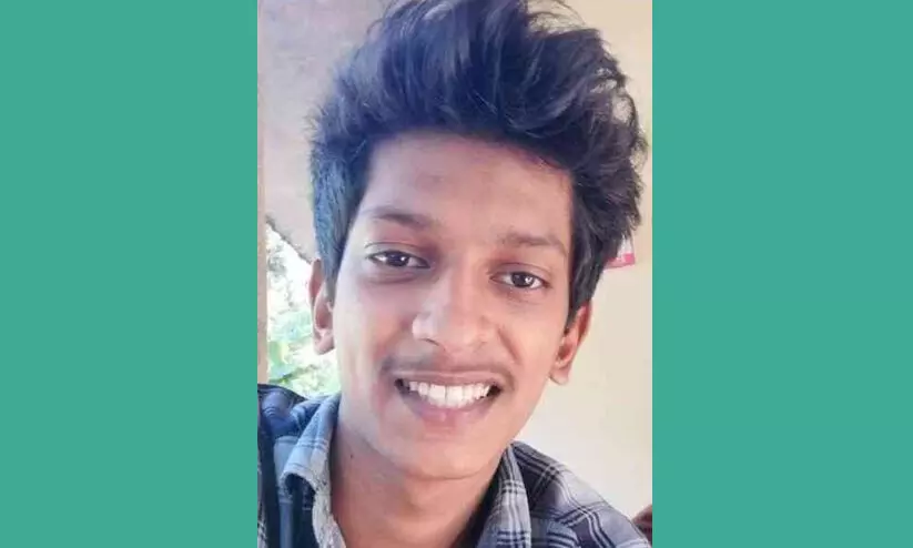 കൊച്ചിയിൽ യുവാവിനെ വീട്ടിൽ കയറി വെട്ടിക്കൊന്നു കൊച്ചിയിൽ യുവാവിനെ വീട്ടിൽ കയറി വെട്ടിക്കൊന്നു