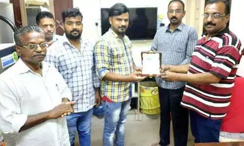 നൗ​ഫ​ലി​ന് കേ​ളി യാ​ത്ര​യ​യ​പ്പ് ന​ൽ​കി