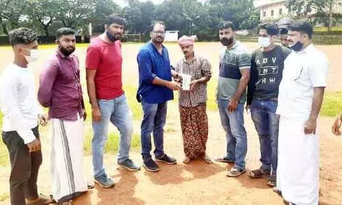 സു​ബൈ​ർ വാ​ഴ​ക്കാ​ടി​ന്‌ പ്ര​വാ​സി അ​ര്‍ജ​ൻ​റീ​ന ആ​രാ​ധ​ക​ര്‍ ഉ​പ​ഹാ​രം കൈ​മാ​റി