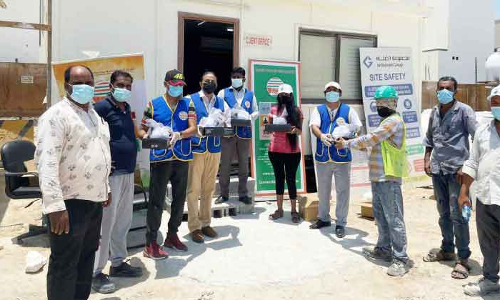 െഎ.​സി.​ആ​ർ.​എ​ഫ്​ കു​ടി​വെ​ള്ള​വും പ​ഴ​ങ്ങ​ളും ന​ൽ​കി