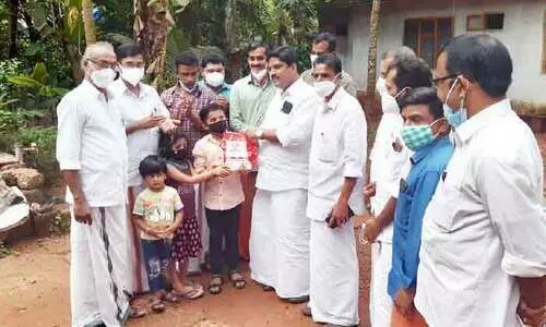 ​െഎ.വൈ.സി.സി പഠനോപകരണം കൈമാറി