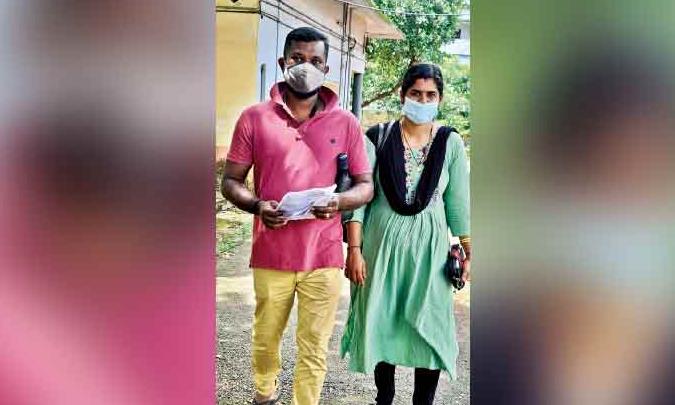 തുല്യത പരീക്ഷ എഴുതാൻ കൈപിടിച്ച് യുവദമ്പതികൾ തുല്യത പരീക്ഷ എഴുതാൻ കൈപിടിച്ച് യുവദമ്പതികൾ