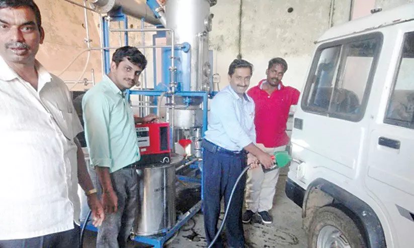 കോഴിമാലിന്യത്തിൽനിന്ന് ബയോ ഡീസൽ; ഡോ. ജോൺ അബ്രഹാമിന് സ്വപ്നസാക്ഷാത്കാരം കോഴിമാലിന്യത്തിൽനിന്ന് ബയോ ഡീസൽ; ഡോ. ജോൺ അബ്രഹാമിന് സ്വപ്നസാക്ഷാത്കാരം