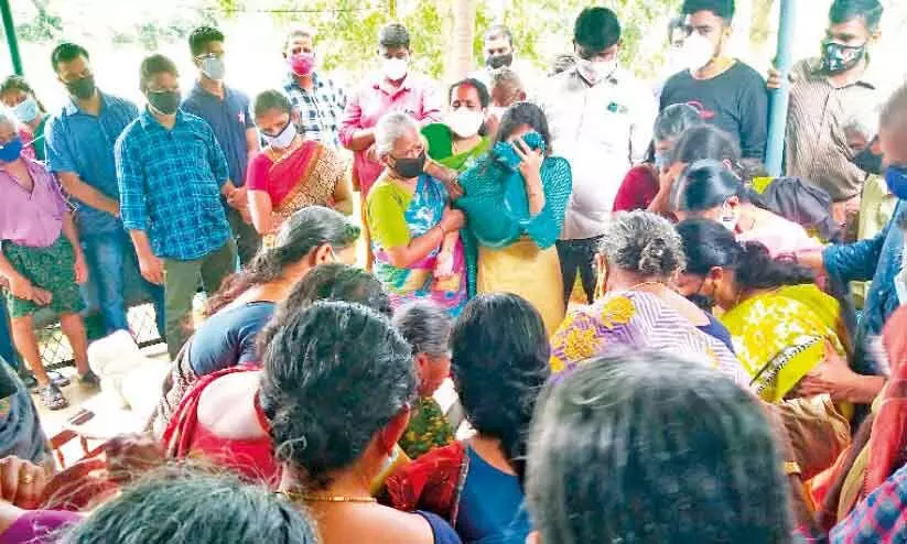 കണ്ണൻകുട്ടി പലിശയുടെ മറ്റൊരു രക്തസാക്ഷി, ബ്ലേഡിൽ മുറിയുന്ന ജീവിതം കണ്ണൻകുട്ടി പലിശയുടെ മറ്റൊരു രക്തസാക്ഷി, ബ്ലേഡിൽ മുറിയുന്ന ജീവിതം