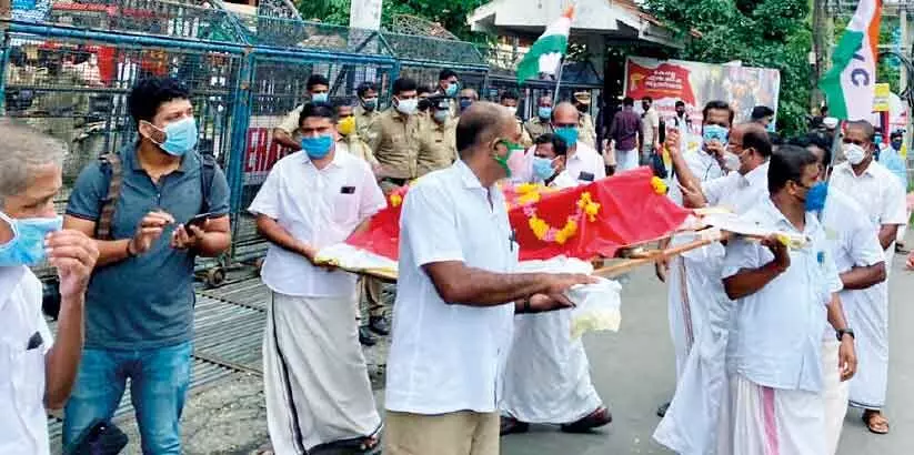 ശവമഞ്ച ഘോഷ യാത്രയുമായി വ്യാപാരികൾ