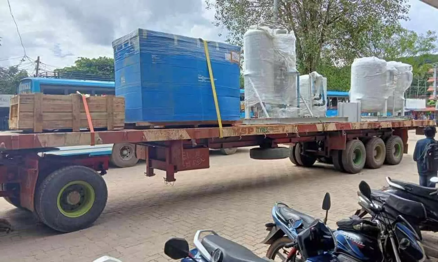 ഓക്സിജൻ പ്ലാൻറിനാവശ്യമായ സാമഗ്രികളുമായെത്തിയ ​ട്രെയിലർ പൊലീസ്​