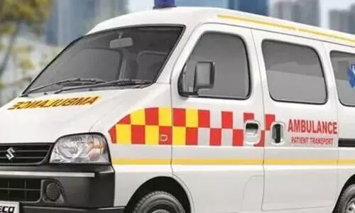 റോ​ഡി​ൽ നി​ർ​ത്തി​യി​ടു​ന്നെ​ന്ന്​ പ​രാ​തി; തി​രു​നാ​വാ​യ​ക്ക് 108 ആം​ബു​ല​ൻ​സ് ന​ഷ്​​ട​മാ​കു​ന്നു