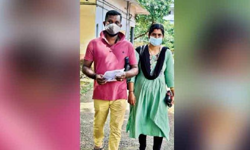 തുല്യത പരീക്ഷ എഴുതാൻ കൈപിടിച്ച് യുവദമ്പതികൾ