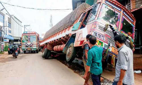 അ​പ​ക​ട​ക്കെ​ണി​യൊ​രു​ക്കി മ​ഞ്ചേ​രി​യി​ലെ റോ​ഡു​ക​ൾ