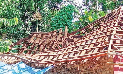 കാ​റ്റി​ൽ വീ​ട്​ ത​ക​ർ​ന്നു; കു​ടും​ബം വ​ഴി​യാ​ധാ​ര​മാ​യി