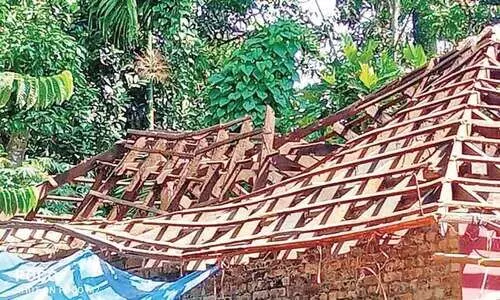 കാ​റ്റി​ൽ വീ​ട്​ ത​ക​ർ​ന്നു; കു​ടും​ബം വ​ഴി​യാ​ധാ​ര​മാ​യി