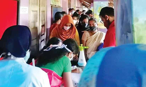 വാ​ക്സി​ൻ​കേ​ന്ദ്ര​ത്തി​ലെ ആ​ൾ​ക്കൂ​ട്ടം ക​ണ്ടി​ല്ലെ​ന്ന് ന​ടി​ച്ച് അധികൃതർ