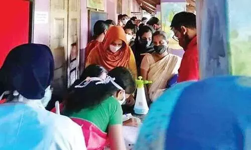 വാ​ക്സി​ൻ​കേ​ന്ദ്ര​ത്തി​ലെ ആ​ൾ​ക്കൂ​ട്ടം ക​ണ്ടി​ല്ലെ​ന്ന് ന​ടി​ച്ച് അധികൃതർ