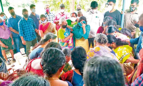 ക​ണ്ണ​ൻ​കു​ട്ടി പ​ലി​ശ​യു​ടെ മ​റ്റൊ​രു ര​ക്​​ത​സാ​ക്ഷി, ബ്ലേഡിൽ മുറിയുന്ന ജീവിതം