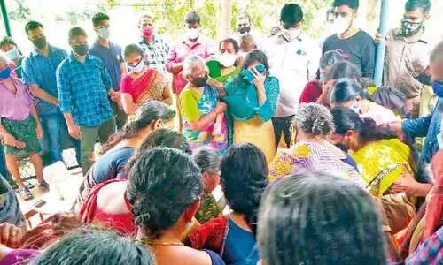 ക​ണ്ണ​ൻ​കു​ട്ടി പ​ലി​ശ​യു​ടെ മ​റ്റൊ​രു ര​ക്​​ത​സാ​ക്ഷി, ബ്ലേഡിൽ മുറിയുന്ന ജീവിതം