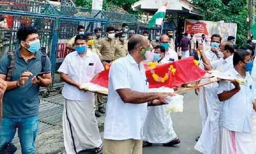 ശവമഞ്ച ഘോഷ യാത്രയുമായി വ്യാപാരികൾ