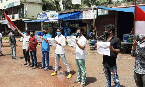 തൊഴിൽ പ്രതിസന്ധി; സമരവുമായി അന്യസംസ്ഥാന മുടിവെട്ടു തൊഴിലാളികൾ