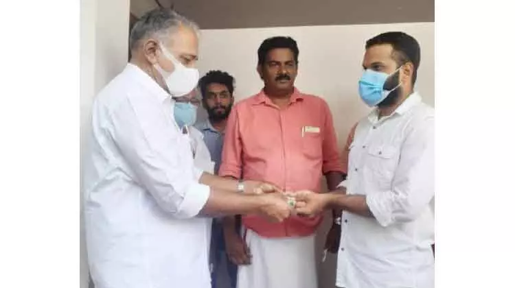 കോ​വി​ഡ് ബാ​ധി​ച്ചു​ മ​രി​ച്ച ശ​ഫീ​ഖി​െൻറ കു​ടും​ബ​ത്തി​ന്​ ന​വ​യു​ഗം ധ​ന​സ​ഹാ​യം ന​ൽ​കി