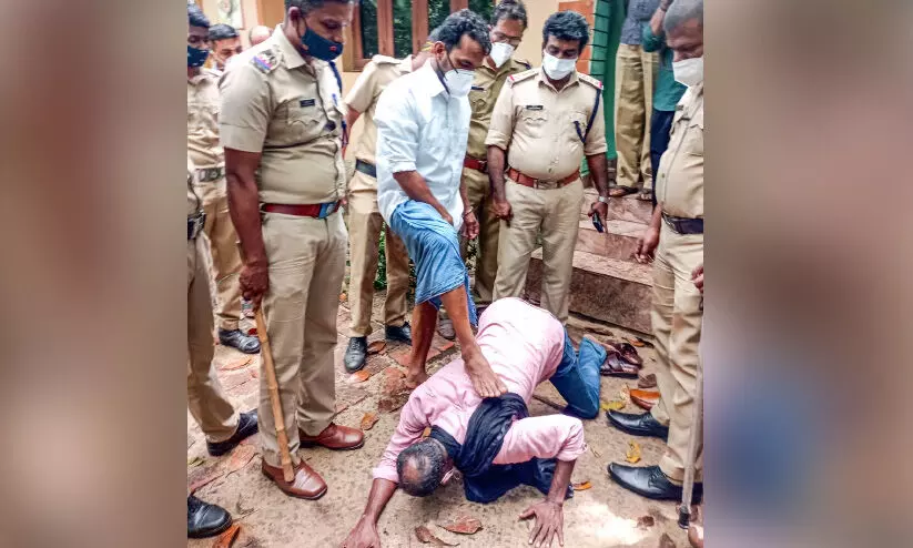 ആരോഗ്യപ്രവർത്തകയുടെ കൊലപാതകം പ്രതിയുമായി തെളിവെടുപ്പ് നടത്തി ആരോഗ്യപ്രവർത്തകയുടെ കൊലപാതകം പ്രതിയുമായി തെളിവെടുപ്പ് നടത്തി