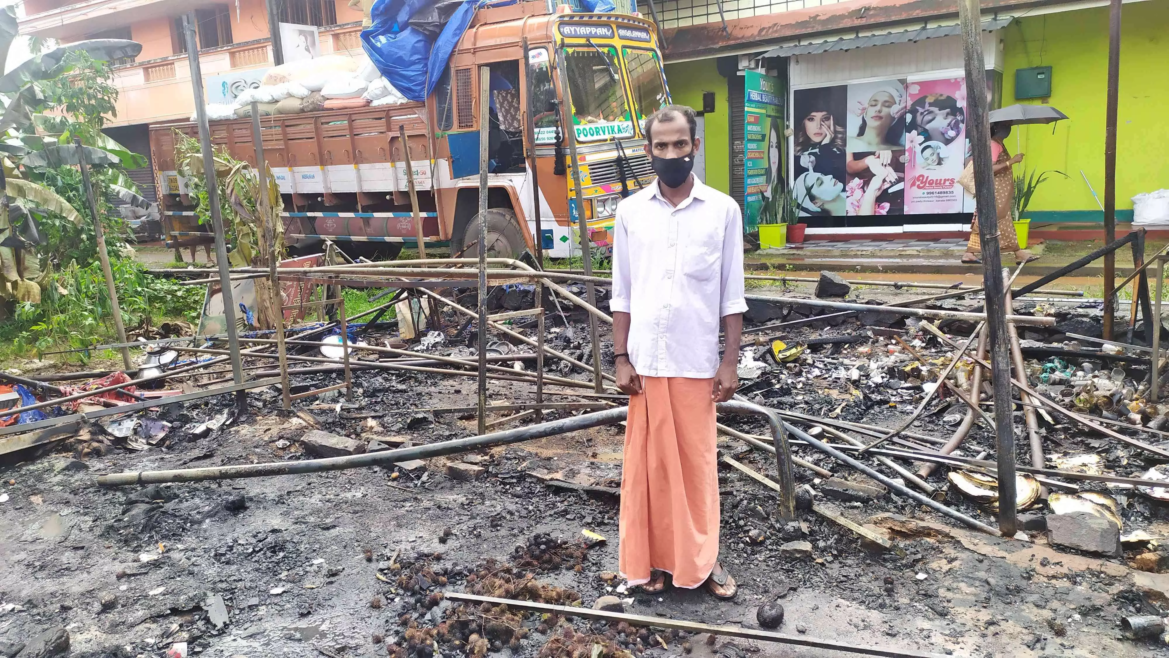 തീ നാമ്പുകള് ചാരമാക്കിയത് മനീഷിന്റെ സ്വപ്നങ്ങളെ തീ നാമ്പുകള് ചാരമാക്കിയത് മനീഷിന്റെ സ്വപ്നങ്ങളെ