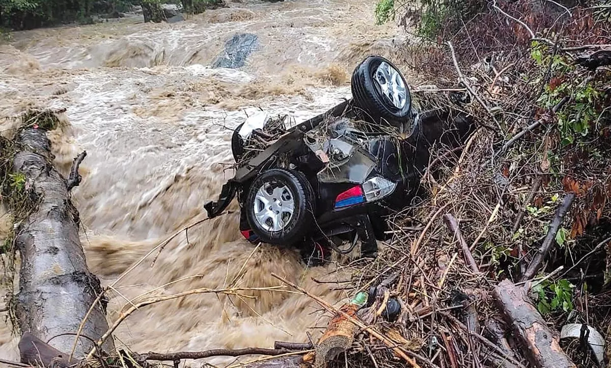 കശ്മീരിലും ഹിമാചലിലും മേഘവിസ്ഫോടനം; 16 മരണം കശ്മീരിലും ഹിമാചലിലും മേഘവിസ്ഫോടനം; 16 മരണം