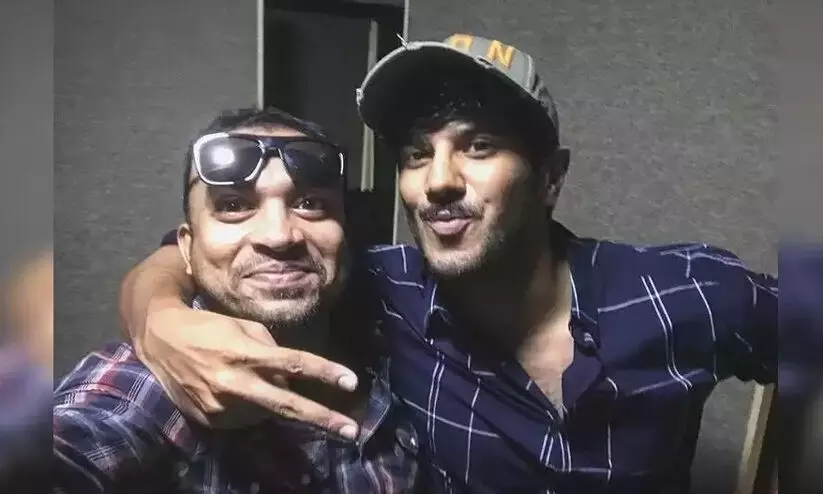 സംവിധാനം സൗബിൻ, നായകൻ ദുൽഖർ; ഓതിരം കടകം ഫസ്റ്റ്​ലുക്ക്​ പുറത്ത്​