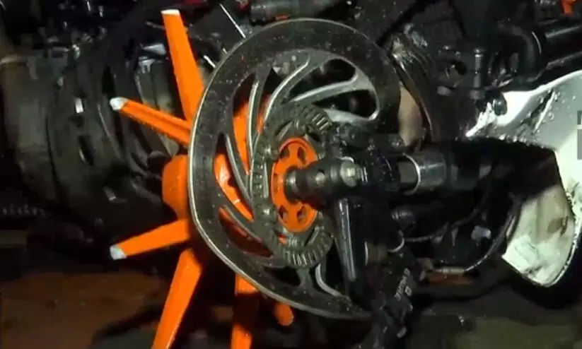 ചങ്ങനാശ്ശേരി ബൈപ്പാസിൽ ബൈക്കുകൾ കൂട്ടിയിടിച്ച് മൂന്നുമരണം; അപകടം മത്സരയോട്ടത്തിനിടെയെന്ന് നാട്ടുകാർ ചങ്ങനാശ്ശേരി ബൈപ്പാസിൽ ബൈക്കുകൾ കൂട്ടിയിടിച്ച് മൂന്നുമരണം; അപകടം മത്സരയോട്ടത്തിനിടെയെന്ന് നാട്ടുകാർ