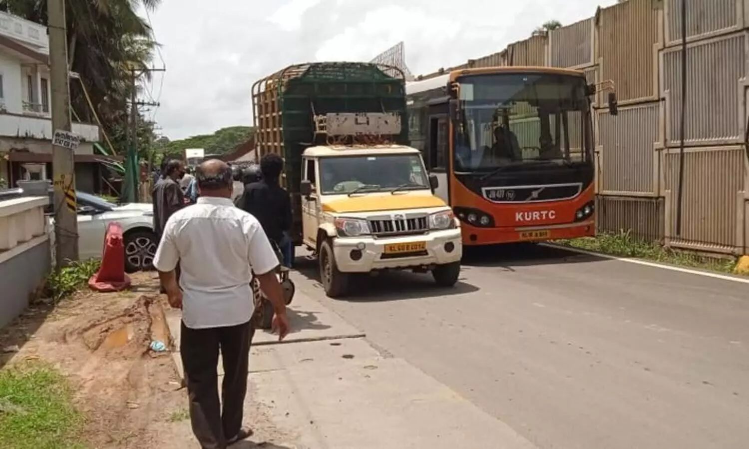 ksrtc bus stuck on road