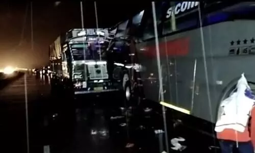 അതിവേഗത്തിലെത്തിയ ട്രക്ക്​ നിർത്തിയിട്ട ബസ്​ ഇടിച്ചുതെറിപ്പിച്ചു; റോഡിൽ ഉറങ്ങിയ 18 പേർക്ക്​ ദാരുണാന്ത്യം