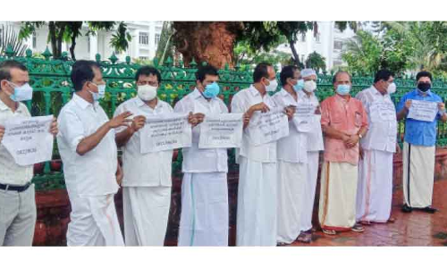 ഒ.​​െഎ.​സി.​സി–​ഇ​ൻ​കാ​സ് ജി.​സി.​സി ഭാ​ര​വാ​ഹി​ക​ൾ​ക്കെ​തി​രെ കേ​സെ​ടു​ത്ത​തി​ൽ പ്ര​തി​േ​ഷ​ധം