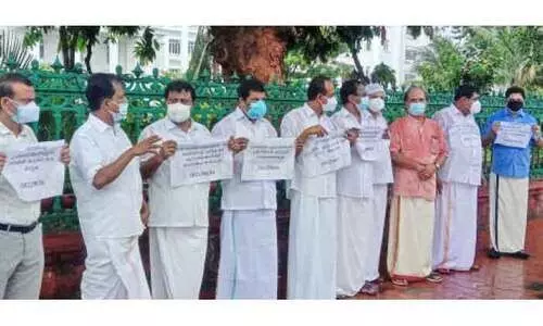 ഒ.​​െഎ.​സി.​സി–​ഇ​ൻ​കാ​സ് ജി.​സി.​സി ഭാ​ര​വാ​ഹി​ക​ൾ​ക്കെ​തി​രെ കേ​സെ​ടു​ത്ത​തി​ൽ പ്ര​തി​േ​ഷ​ധം