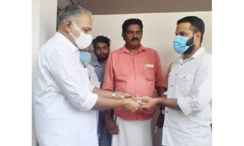 കോ​വി​ഡ് ബാ​ധി​ച്ചു​ മ​രി​ച്ച ശ​ഫീ​ഖി​െൻറ കു​ടും​ബ​ത്തി​ന്​ ന​വ​യു​ഗം ധ​ന​സ​ഹാ​യം ന​ൽ​കി