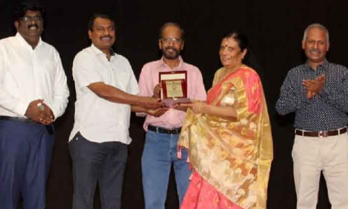 കെ.​ആ​ർ. മേ​നോ​നും ഭാ​ര്യ ഹേ​മാ മേ​നോ​നും യാത്രയയപ്പു നൽകി