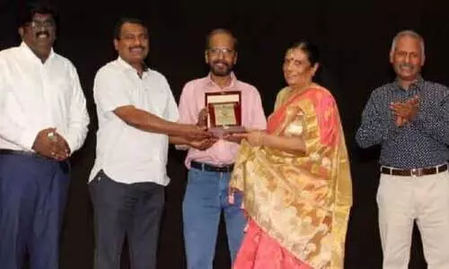 കെ.​ആ​ർ. മേ​നോ​നും ഭാ​ര്യ ഹേ​മാ മേ​നോ​നും യാത്രയയപ്പു നൽകി