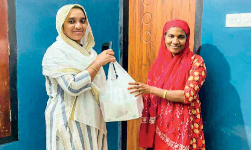 ബ്രോ​സ്​​റ്റ്, അ​ൽ​ഫഹം.......കോ​വി​ഡ് പ​രി​ശോ​ധ​ന​ക്കെ​ത്തി​യ​വ​ർ​ക്ക് സ​മ്മാ​ന​ങ്ങ​ളു​മാ​യി പ​ഞ്ചാ​യ​ത്ത് അം​ഗം