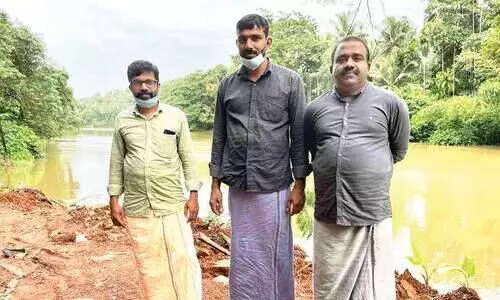 തോണി ഒഴുക്കിൽപെട്ടു; രക്ഷകരായത്​ മൂവർസംഘം