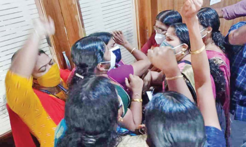 കു​ന്നം​കു​ളം ന​ഗ​ര​സ​ഭ കൗ​ൺ​സി​ൽ യോ​ഗ​ത്തി​ൽ സം​ഘ​ർ​ഷം