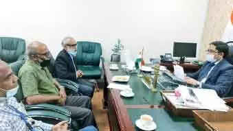 സൗ​ദി​യി​ലേ​ക്ക്​ യാ​ത്ര പ്ര​തി​സ​ന്ധി: ഇ​ന്ത്യ​ൻ സോ​ഷ്യ​ൽ ഫോ​റം നേ​താ​ക്ക​ൾ ഇ​ന്ത്യ​ൻ കോ​ൺ​സ​ൽ ജ​ന​റ​ലി​ന് നി​വേ​ദ​നം ന​ൽ​കി