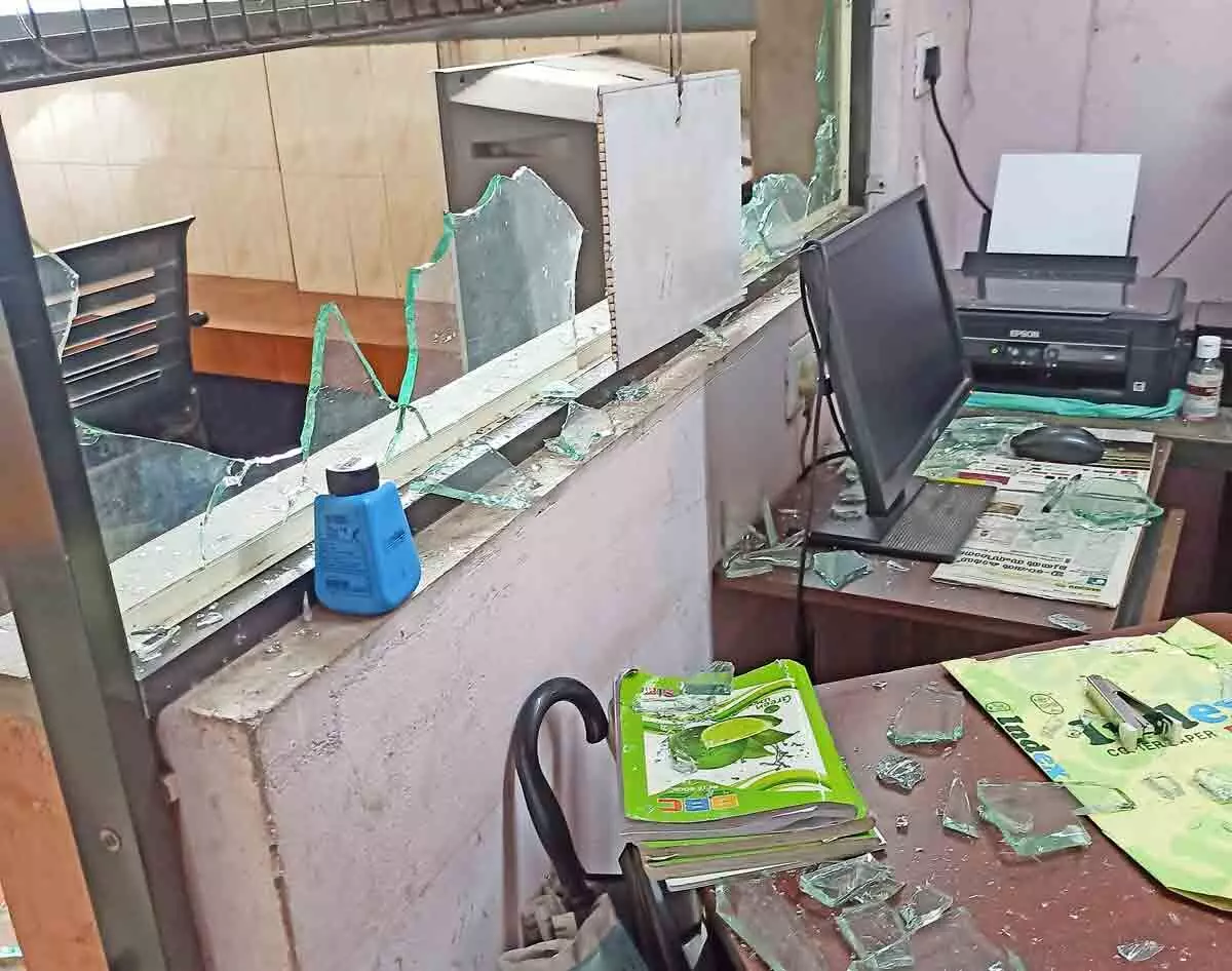 നടുവണ്ണൂർ പഞ്ചായത്ത് ഓഫിസ് ആക്രമിച്ചു; യുവാവ് പിടിയിൽ നടുവണ്ണൂർ പഞ്ചായത്ത് ഓഫിസ് ആക്രമിച്ചു; യുവാവ് പിടിയിൽ