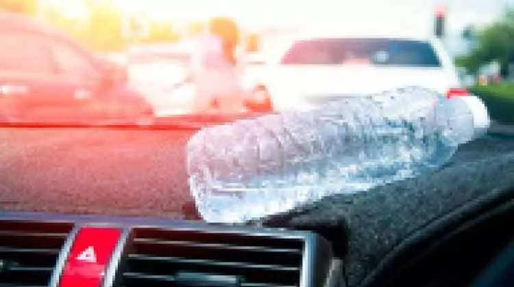 വെള്ളക്കുപ്പികള് കാറിൽ ഉപേക്ഷിച്ചുപോകരുതെന്ന് അഗ്നിശമന വകുപ്പ് വെള്ളക്കുപ്പികള് കാറിൽ ഉപേക്ഷിച്ചുപോകരുതെന്ന് അഗ്നിശമന വകുപ്പ്