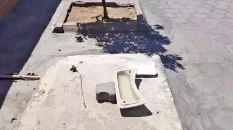 ഇത് നല്ല മാതൃകയാണ്: വാടി വീഴുന്ന കിളികൾക്ക് ഇത്തിരി ദാഹജലം ഇത് നല്ല മാതൃകയാണ്: വാടി വീഴുന്ന കിളികൾക്ക് ഇത്തിരി ദാഹജലം