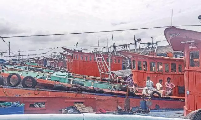വിദൂര പ്രത്യാശയുടെ നേരിയ വെട്ടത്തിൽ മത്സ്യത്തൊഴിലാളികൾ കടലിലേക്ക്