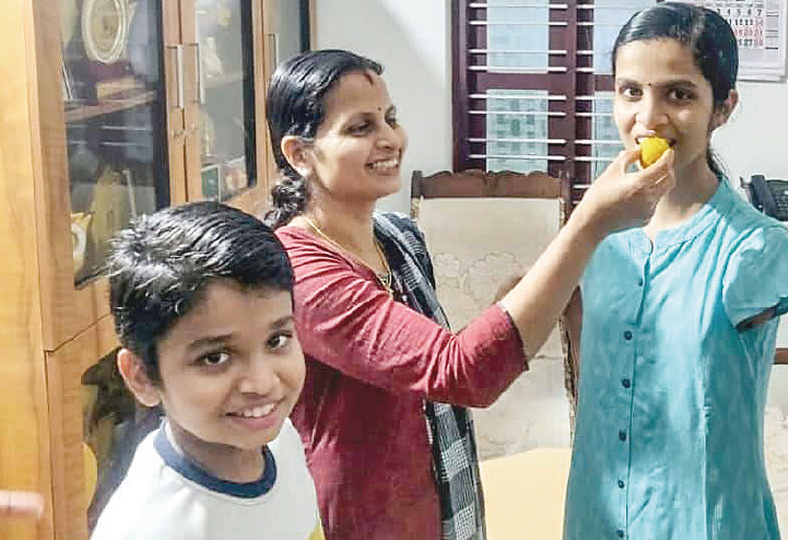 കാലുകൾ കൊണ്ട് വീണ്ടും ചരിത്രമെഴുതി ദേവിക കാലുകൾ കൊണ്ട് വീണ്ടും ചരിത്രമെഴുതി ദേവിക