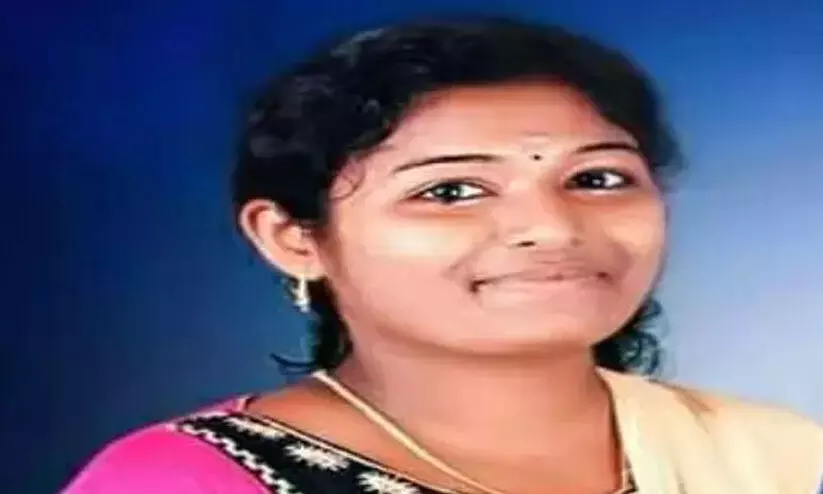 യുവതി ആറ്റിൽ ചാടി ജീവനൊടുക്കി: സ്ത്രീധന പീഡനമെന്ന് ബന്ധുക്കൾ യുവതി ആറ്റിൽ ചാടി ജീവനൊടുക്കി: സ്ത്രീധന പീഡനമെന്ന് ബന്ധുക്കൾ