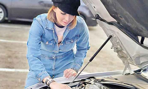 കാ​ർ അ​റ്റ​കു​റ്റ​പ്പ​ണി: സ്​​ത്രീ​ക​ളെ പ​ര്യാ​പ്​​ത​മാ​ക്കാ​നൊ​രു​ങ്ങി സൗ​ദി യു​വ​തി