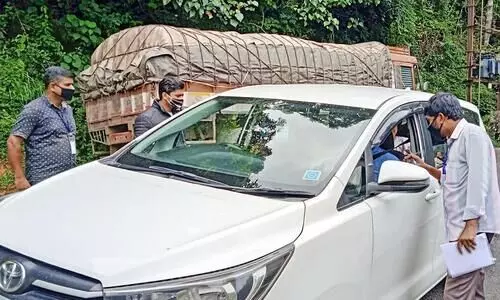 രേ​ഖ​ക​ളി​ല്ല; നാ​ടു​കാ​ണി ചെ​ക്ക്പോ​സ്​റ്റിലെ​ത്തി മ​ട​ങ്ങു​ന്ന​വ​ർ വ​ർ​ധി​ക്കു​ന്നു