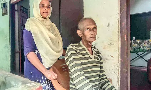 ഒ​രു കൊ​ച്ചു വീ​ട്,സ​മാ​ധാ​ന​ത്തോ​ടെ ഒ​ന്നു​റ​ങ്ങ​ണം... ചോ​ർ​ന്നൊ​ലി​ക്കു​ന്ന വാ​ട​ക​വീ​ട്ടി​ൽ നി​സ്സ​ഹാ​യ​രാ​യി ര​ണ്ടം​ഗ കു​ടും​ബം