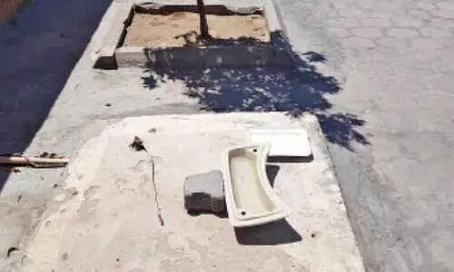 ഇ​ത്​ ന​ല്ല മാ​തൃ​ക​യാ​ണ്​: വാ​ടി വീ​ഴു​ന്ന കി​ളി​ക​ൾ​ക്ക്​ ഇ​ത്തി​രി ദാ​ഹ​ജ​ലം