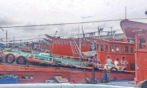 വിദൂര പ്രത്യാശയുടെ നേരിയ വെട്ടത്തിൽ മത്സ്യത്തൊഴിലാളികൾ കടലിലേക്ക്